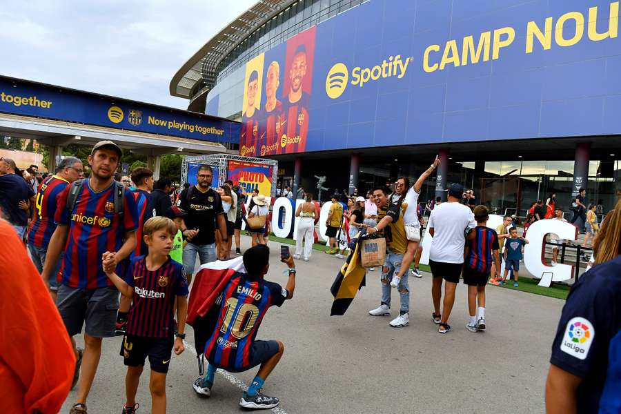 Aficionados del Barcelona en los alrededores del Camp Nou