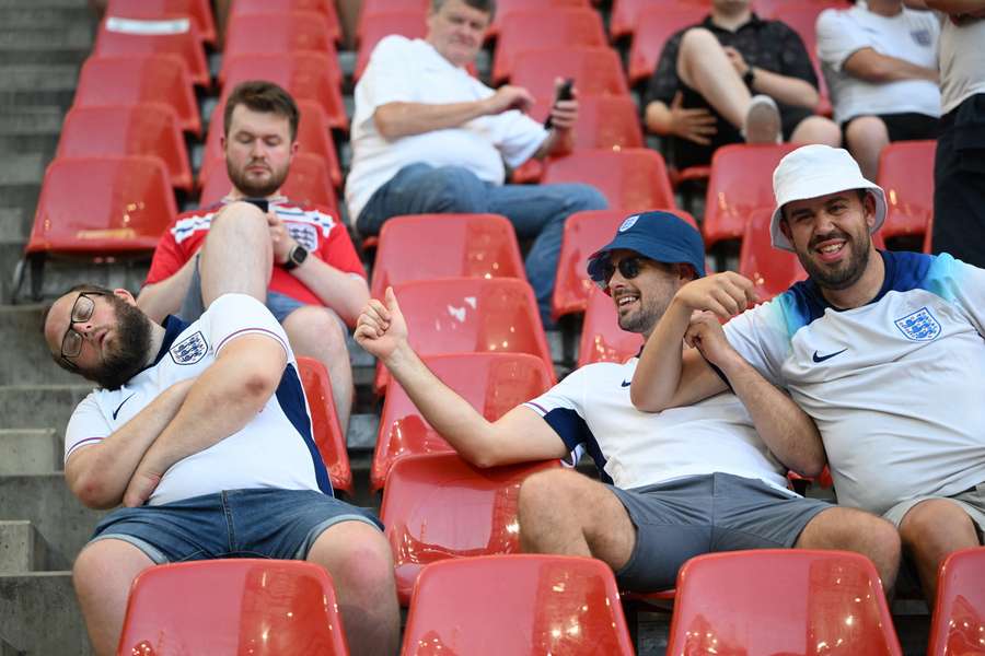 Torcedor inglês pegou no sono tamanha morosidade do time em campo