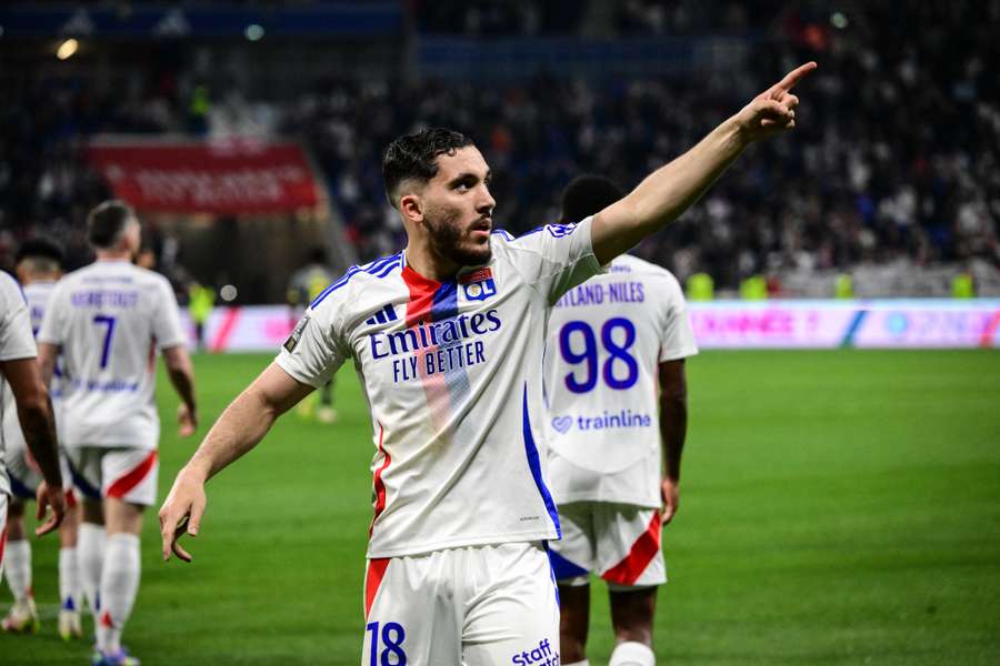 Cherki znovu vyhlíží odchod z Lyonu. Hvězdy PSG jsou jeho kamarádi, agent se činí v Anglii Cherki znovu vyhlíží odchod z Lyonu. Hvězdy PSG jsou jeho kamarádi, agent se činí v Anglii
