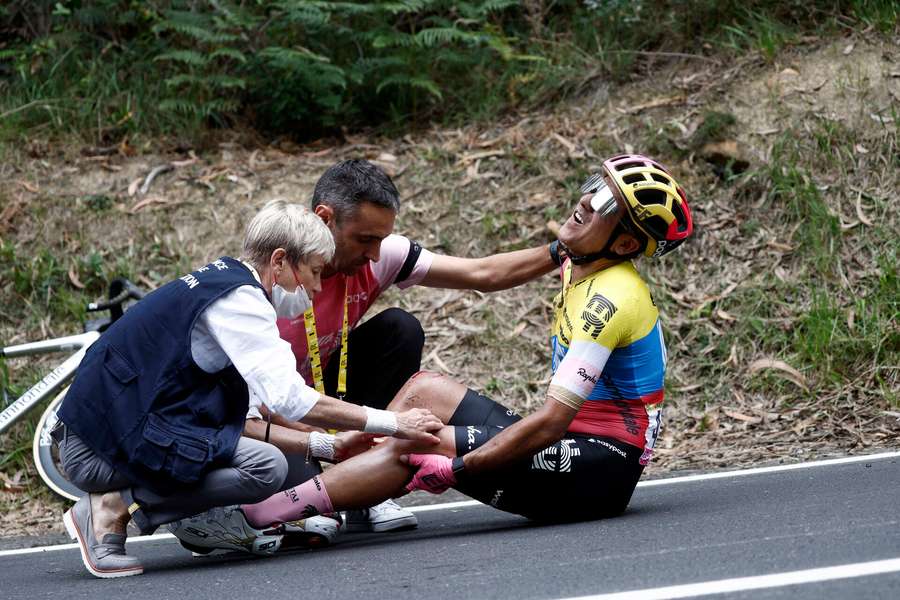 Det blev slet ikke til den håbede Tour-start for Richard Carapaz. Ecuadorianeren styrtede og rullede i mål mere end et kvarter efter vinderen.