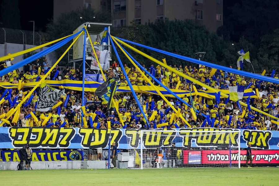 Adeptos do Maccabi Tel Aviv em ação