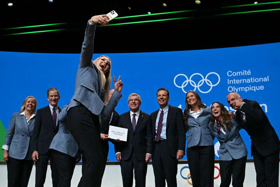 De delegatie van Salt Lake City met IOC-president Thomas Bach (M)