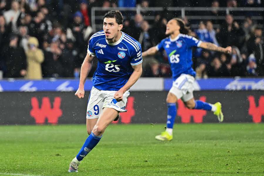 L’attaquant argentin de Strasbourg Joaquín Panichelli célèbre son troisième but lors du match de Ligue 1 entre Strasbourg et Lyon, au stade de la Meinau, le 22 février 2026.