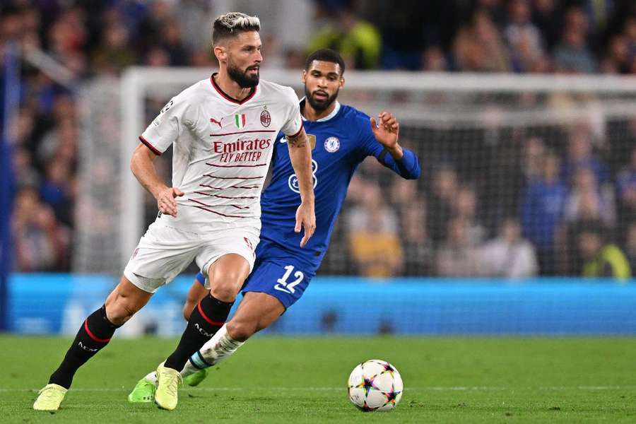 Milan, de Giroud, tem quatro pontos de frente para a Juventus na tabela de classificação