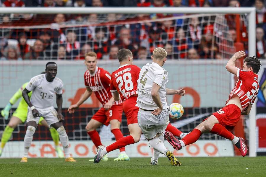 Matthijs de Ligt opende de score met een afstandsschot en passeerde zijn landgenoot Mark Flekken