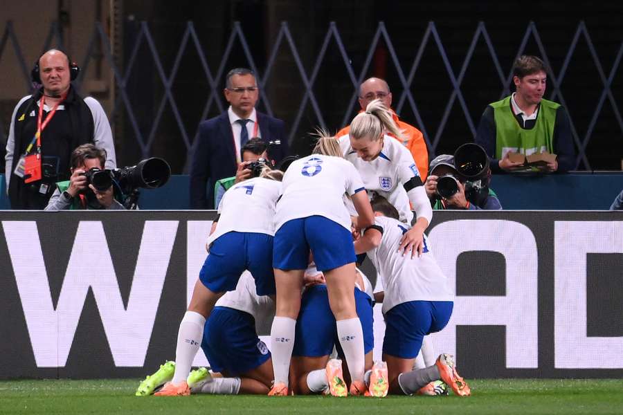 Jogadoras inglesas festejam o golo da vitória, logo aos 6 minutos