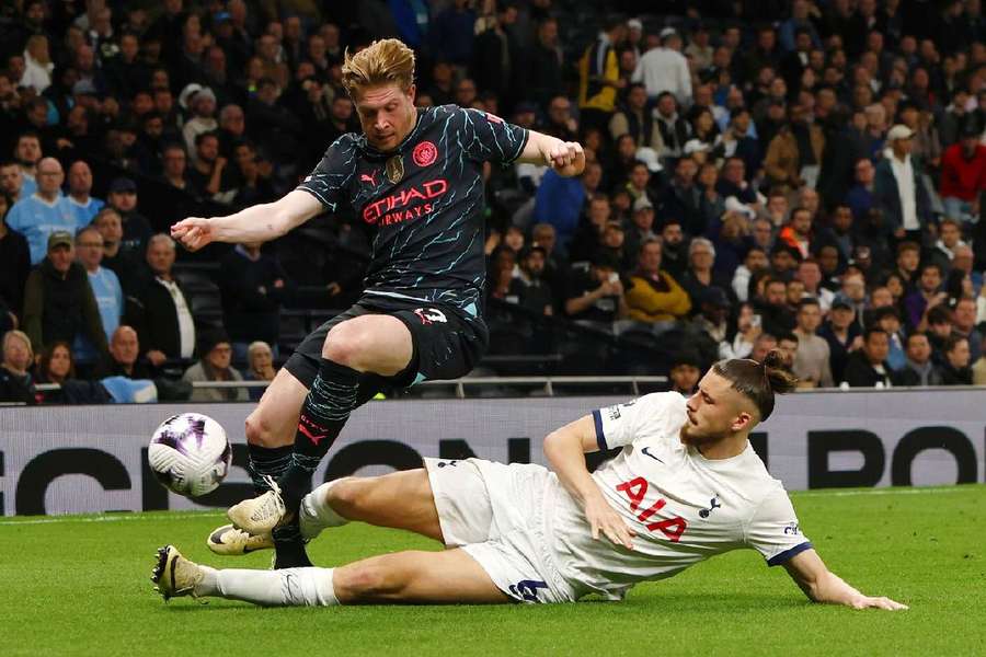 Radu Drăgușin, tackling perfect la Kevin De Bruyne