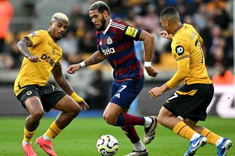 Joelinton entre dois adversários do Wolverhampton