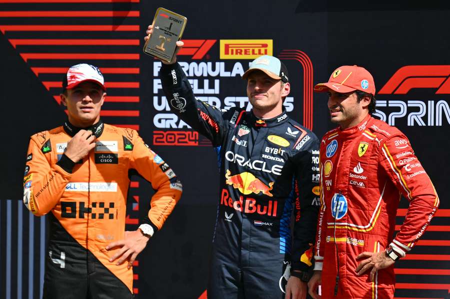 Lando Norris, Max Verstappen a Carlos Sainz obsadili prvé tri miesta v šprinte.