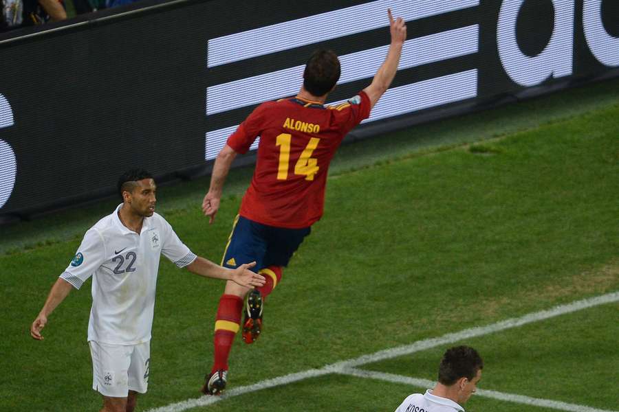 Xabi Alonso comemora o seu primeiro golo contra a França no Euro 2012.