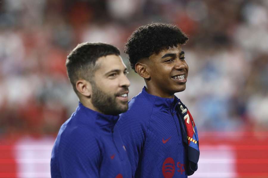 Jordi Alba en Yamine Lamal kunnen voorafgaand aan de wedstrijd nog lachen