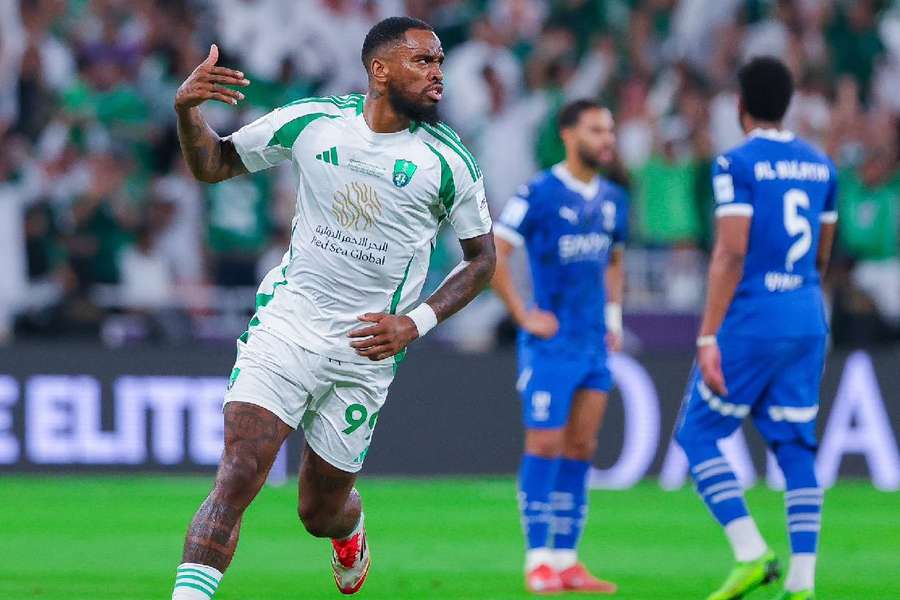Toney driblou Bono com estilo no segundo gol do Al-Ahli