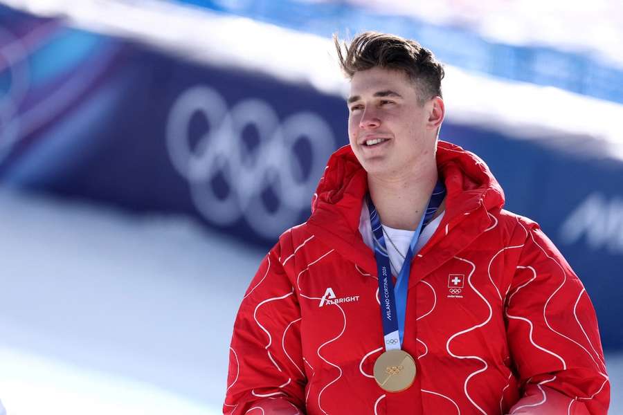 Franjo van Allmen hat mit einer spektakulären Abfahrt in Bormio die Goldmedaille geholt.