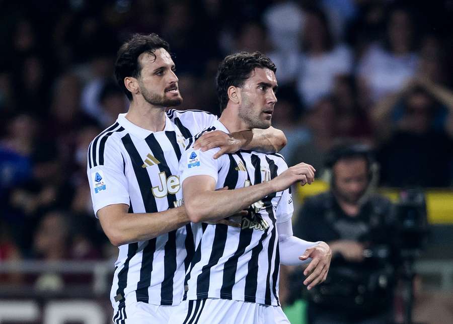 Dusan Vlahovic abbracciato da Federico Gatti dopo il gol Dusan Vlahovic abbracciato da Federico Gatti dopo il gol