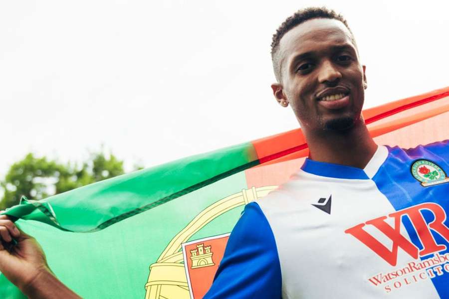 Sidnei Tavares apresentado no Blackburn Rovers
