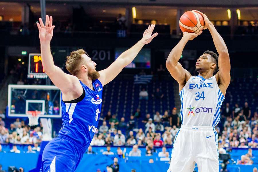 EuroBasket roundup: Giannis guides Greece to final eight, Poland and Italy both through