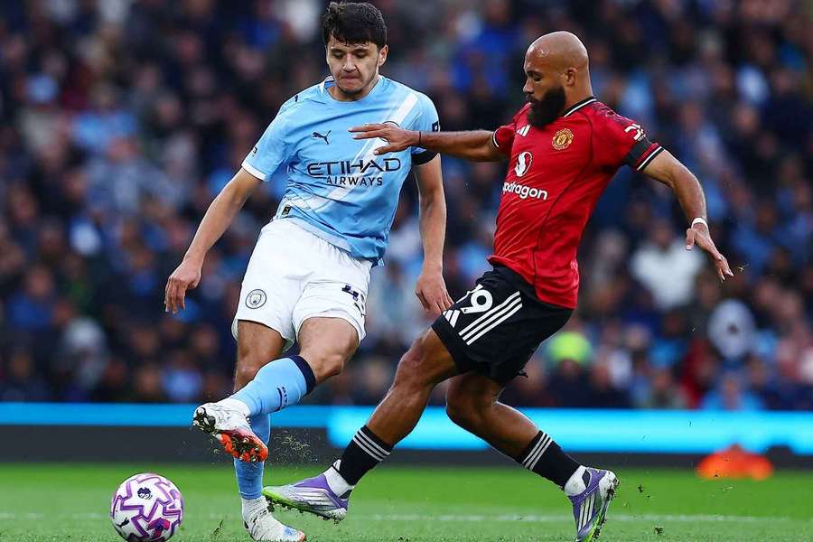 Khusanov, internacional do Uzbequistão, em ação diante do Manchester United
