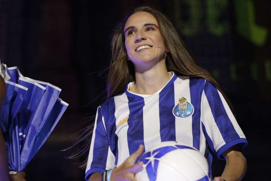 Cláudia Lima apresentada no FC Porto