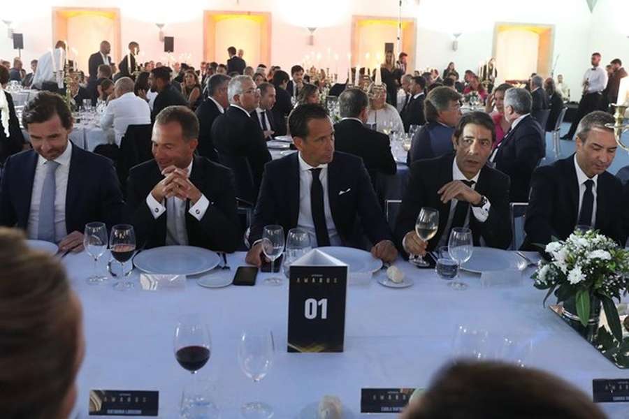 Pedro Proença no jantar de gala, entre Frederico Varandas e Rui Costa