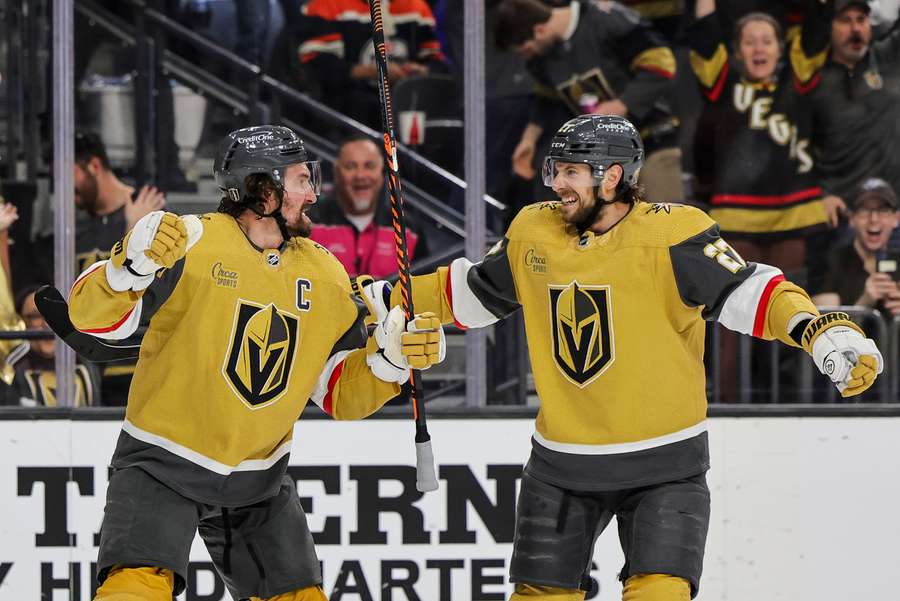 Mark Stone und Shea Theodore von den Vegas Golden Knights feiern ihren dritten Sieg in der Best-of-seven-Serie