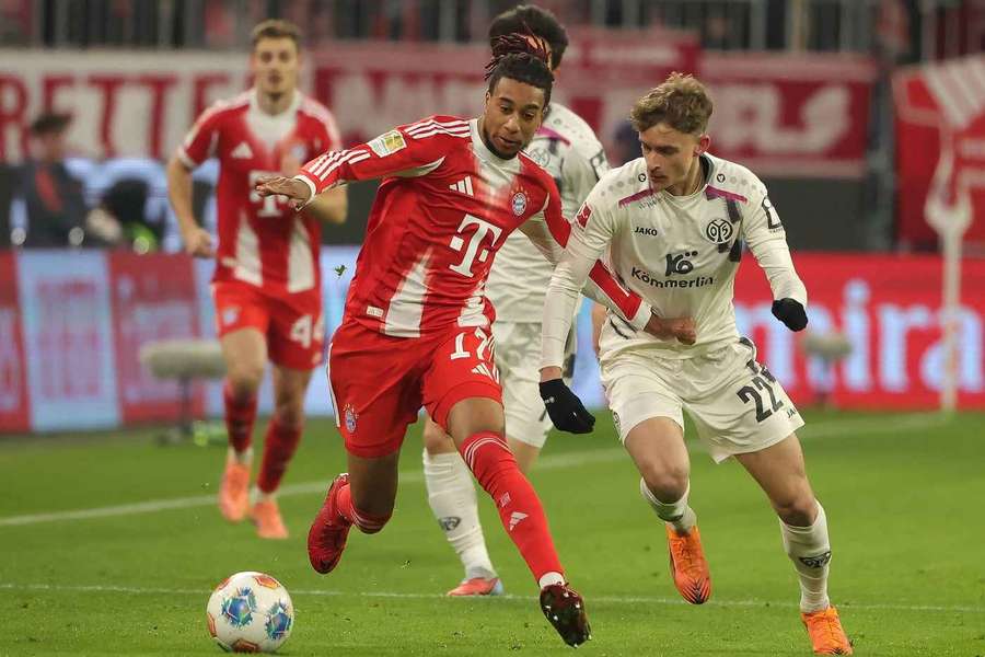 Michael Olise im Zweikampf mit Nikolas Veratschnig. Michael Olise im Zweikampf mit Nikolas Veratschnig.