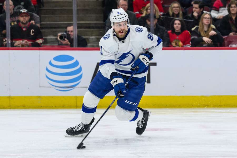 Tvrdý obranca to podľa NHL prehnal.