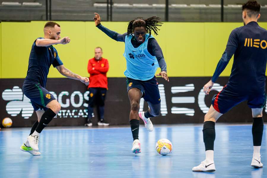 Zicky Té apresentou sobrecarga física no estágio da Seleção Nacional