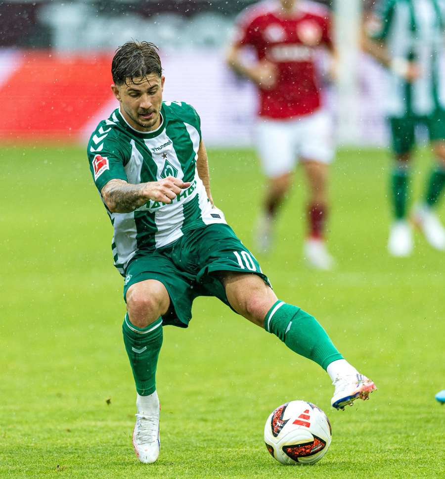 Romano Schmid com a nova camisola principal do Bremen
