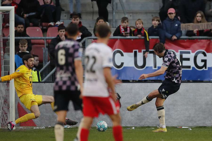 Go Ahead Eagles wint door late treffer Willum Thór Willumsson bij FC Utrecht
