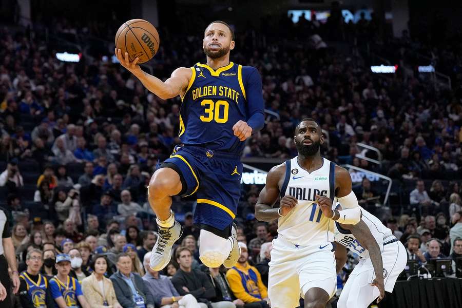 Warriors' Stephen Curry gaat voor een layup voordat hij geblesseerd raakt