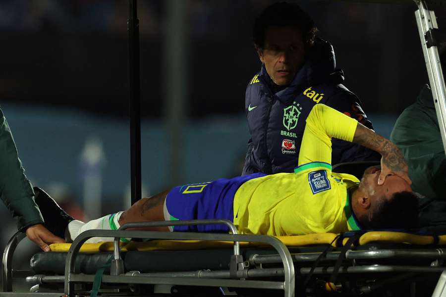 Neymar lesionou-se ao serviço do Brasil, diante do Uruguai