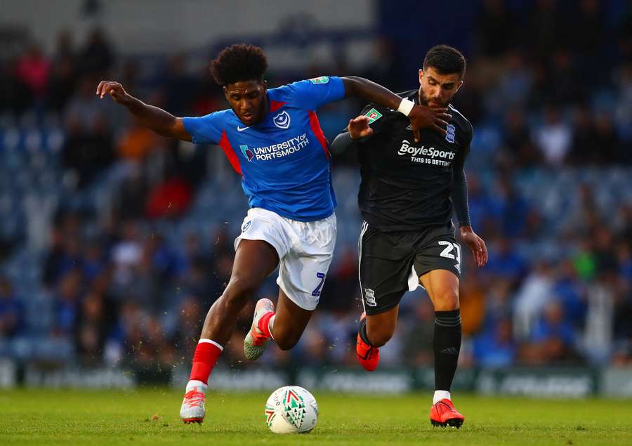Agus Medina, ante Ellis Harrison, en un Portsmouth-Birmingham de la Carabao Cup