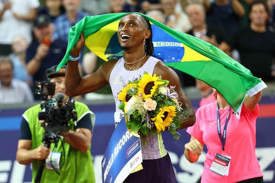 Brazilec Dos Santos sebral Warholmovi světový rekord na 400 m překážek. Brazilec Dos Santos sebral Warholmovi světový rekord na 400 m překážek.
