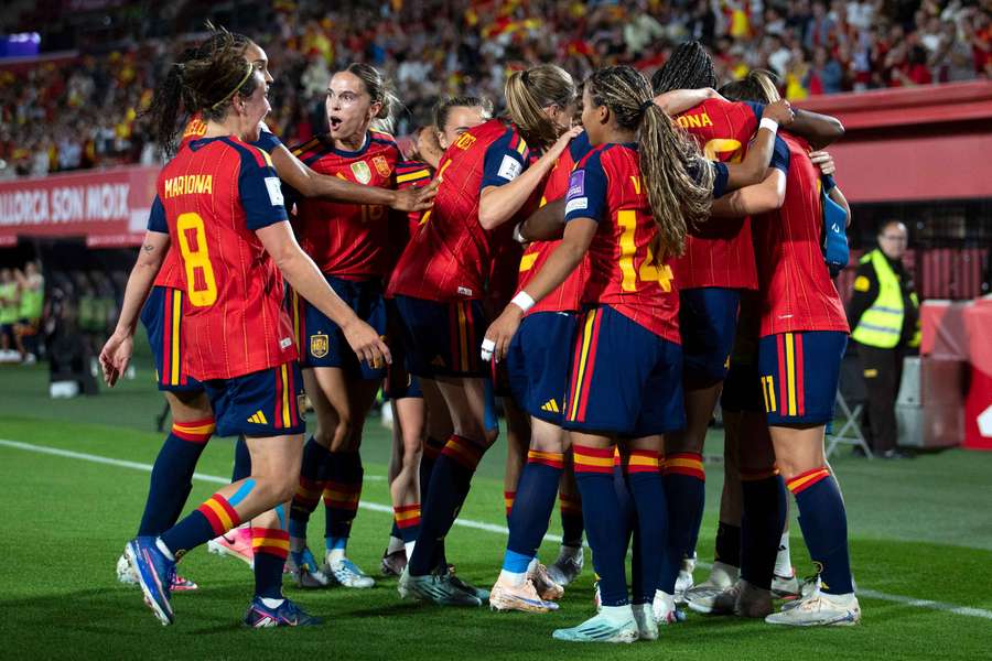 Jugadoras de la Roja celebran un gol Jugadoras de la Roja celebran un gol