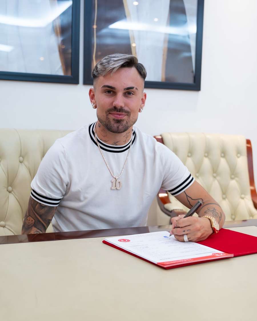 Rodri renueva su contrato con El Arabi Rodri renueva su contrato con El Arabi