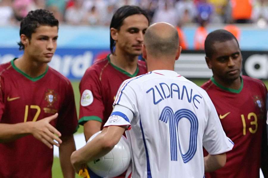 Fernando Meira ao lado de Cristiano Ronaldo Fernando Meira ao lado de Cristiano Ronaldo