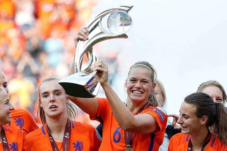 Anouk Dekker avec le trophée de l'Euro-2017