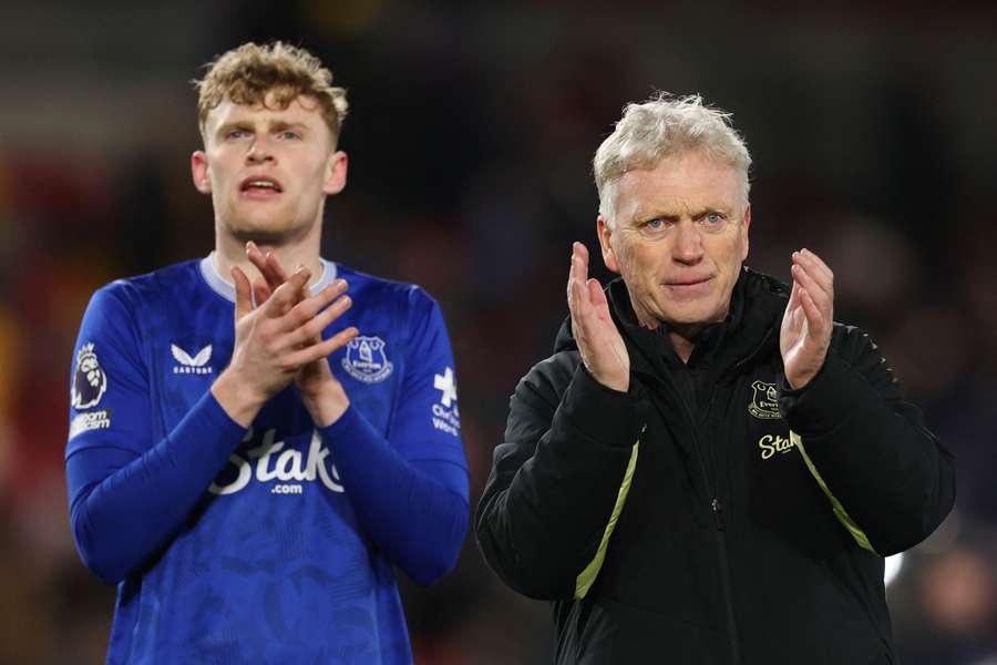 Jarrad Branthwaite and David Moyes of Everton 