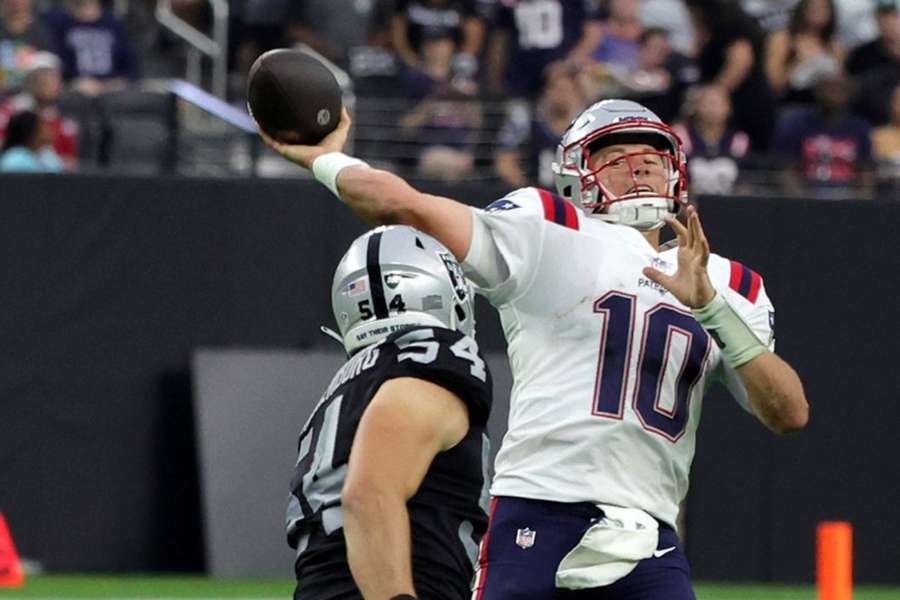 Hoyer nahradí v zostave Patriots zraneného Jonesa, Jets už môžu počítať s Wilsonom