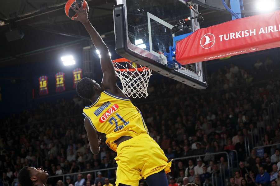 Koumadje, durante un partido de Euroliga con el Alba Berlín visitando el Palau Blaugrana