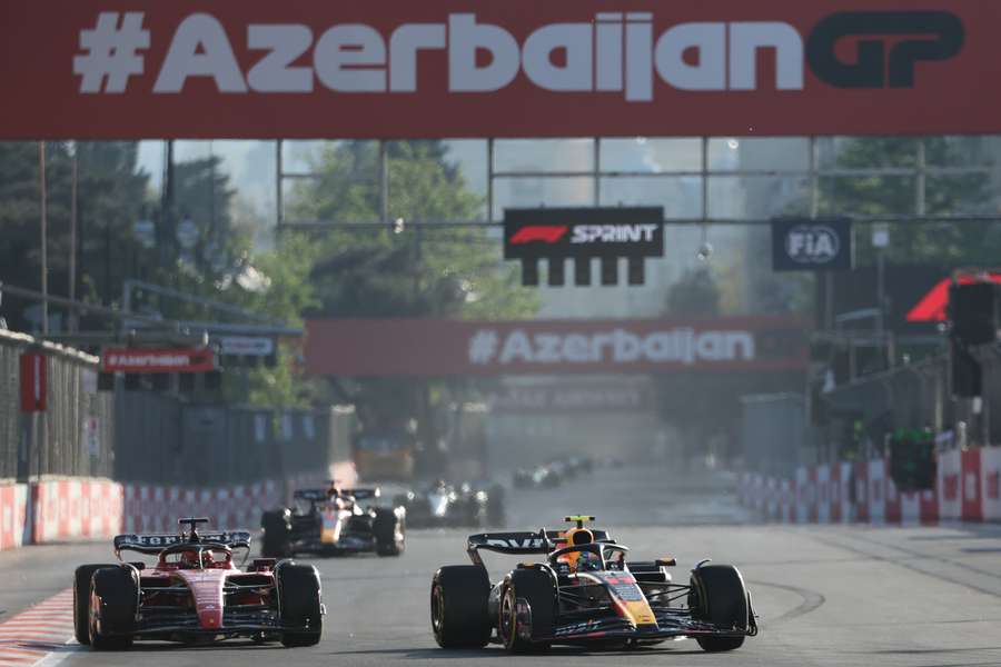 Sergio Pérez a doublé Leclerc au 8e tour et est resté en tête de la course sprint.