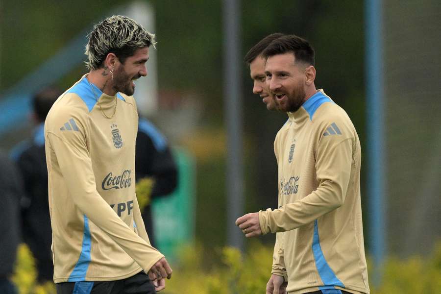 Messi y De Paul bromean durante un entrenamiento con Argentina