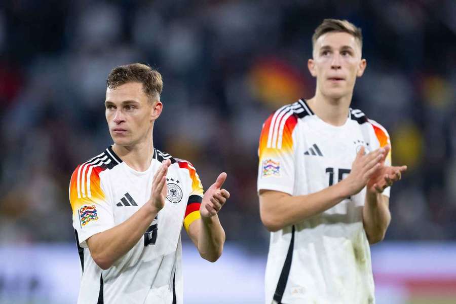 Joshua Kimmich (l.) und Nico Schlotterbeck nach dem Sieg über die Niederlande