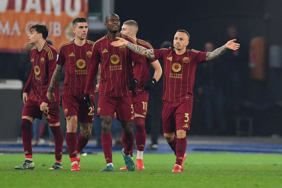 Angeliño celebra un gol con la Roma junto a Ndicka y Lorenzo Pellegrini