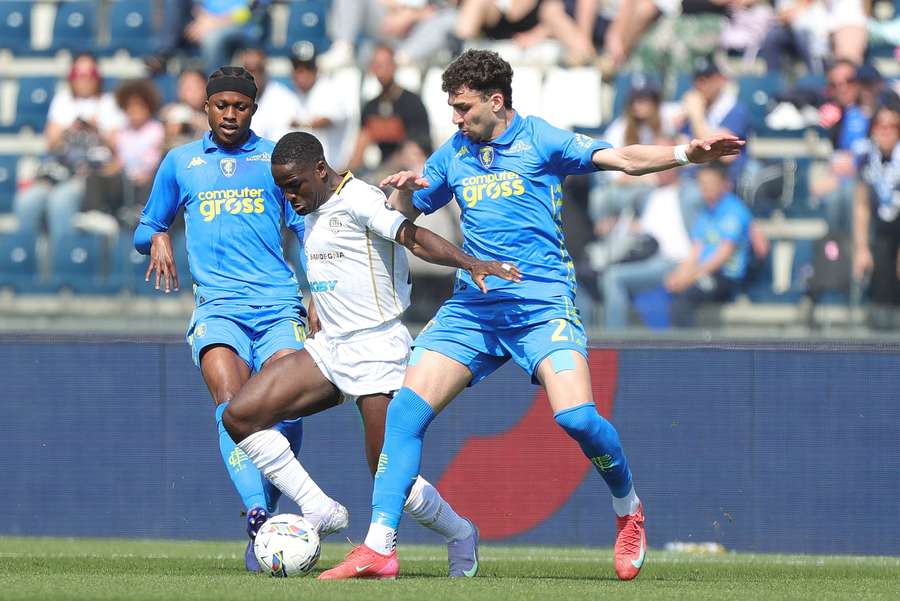 Luvumbo contende il pallone con Kouamé e Goglichidze