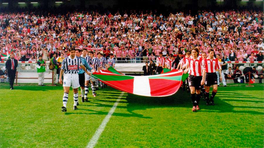 Jogadores de Athletic e Sociedad com a bandeira basca