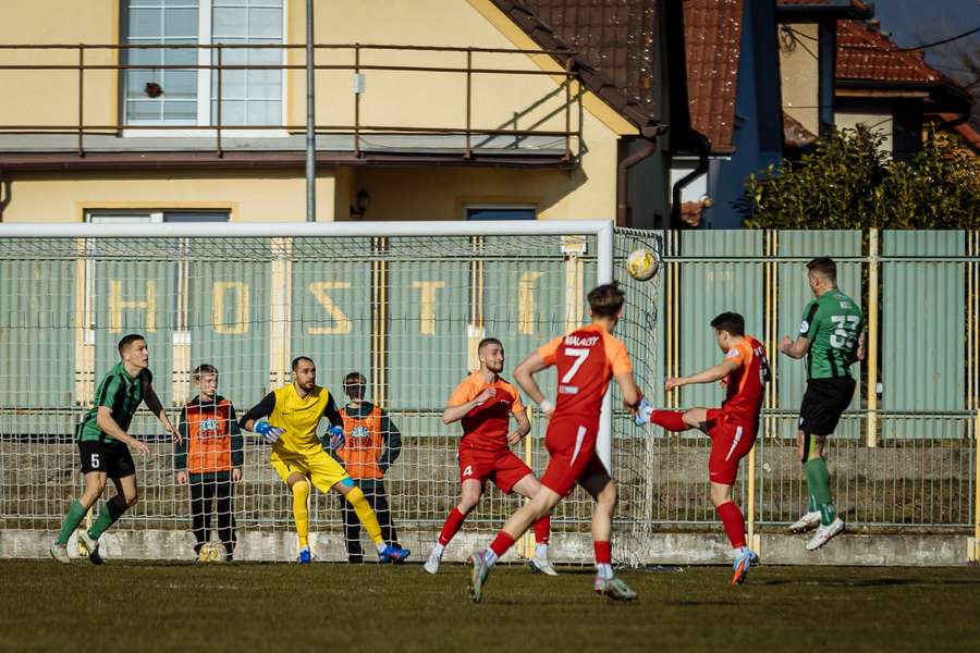 Gólová hlavička směřující do sítě Malacek.