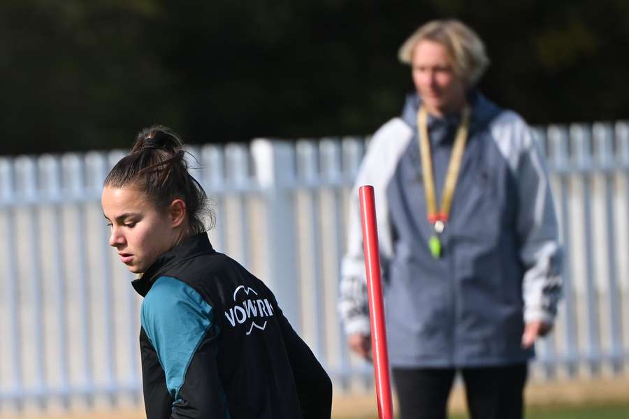 Lena Oberdorf (l.) kritisiert Bundestrainerin Martina Voss-Tecklenburg öffentlich.