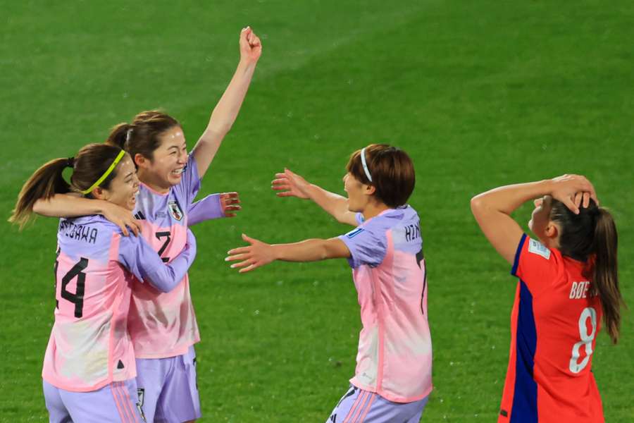 As jogadoras japonesas celebram perante o desespero da Noruega