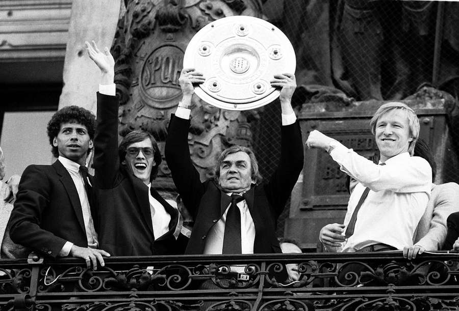 O treinador de culto Ernst Happel com o troféu de campeão. O capitão Hrubesch à direita.